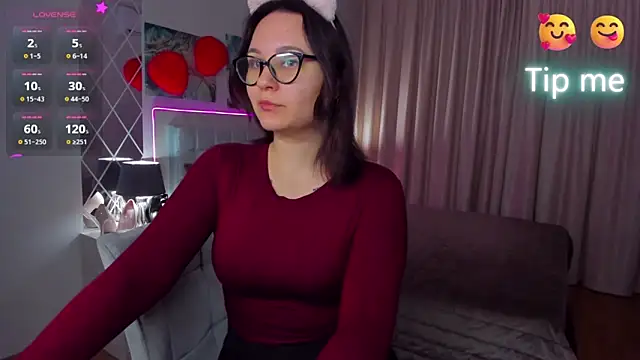 Snapshot of EsterLogan chatting on March 2, 2025, 5:44 am EsterLogan online show from March 2, 2025, 5:44 am