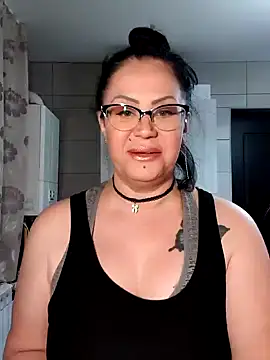 Snapshot of x__KHALEESI__x chatting on February 10, 2025, 9:25 pm x KHALEESI x online show from February 10, 2025, 9:25 pm