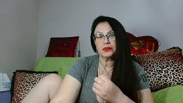 Snapshot of x__KHALEESI__x chatting on February 1, 2025, 11:37 pm x KHALEESI x online show from February 1, 2025, 11:37 pm