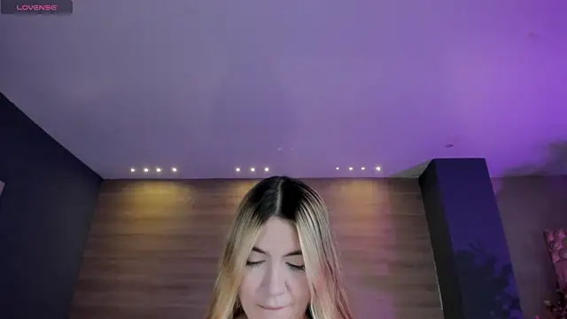 NiaHolland online show from April 22, 2026, 6:14 pm