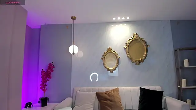 NiaHolland online show from April 20, 2026, 5:36 pm