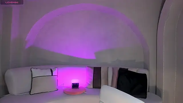 NiaHolland online show from October 24, 2025, 7:57 pm