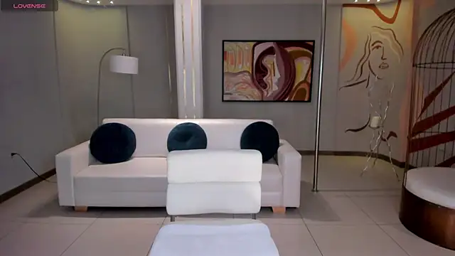 NiaHolland online show from April 3, 2026, 8:15 pm