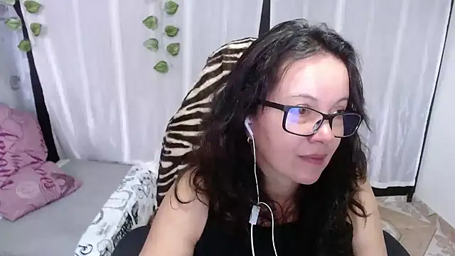 Sonialorens  online show from February 1, 2025, 3:50 pm