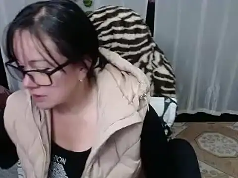 Sonialorens  online show from February 11, 2025, 8:10 pm