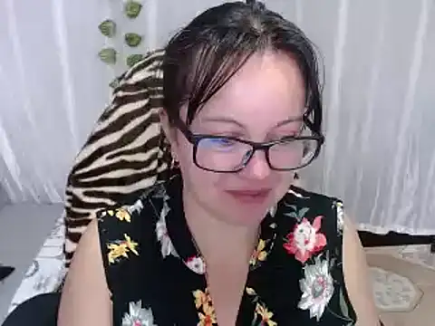 Sonialorens  online show from February 6, 2025, 2:26 pm