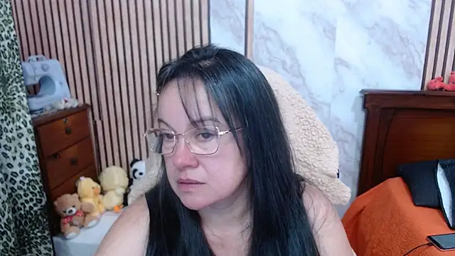 Sonialorens  online show from October 2, 2025, 10:46 pm