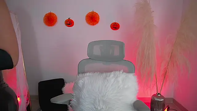 LaraBaker online show from October 31, 2025, 4:14 pm