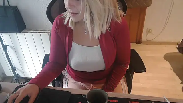 Snapshot of bekka__ chatting on October 13, 2025, 8:27 am bekka   online show from October 13, 2025, 8:27 am