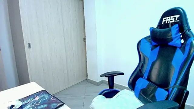 sophiax-x online show from November 25, 2025, 11:37 pm