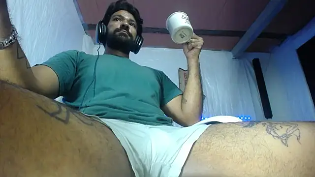Snapshot of Carlo_yates chatting on May 28, 2026, 11:43 pm Carlo yates online show from May 28, 2026, 11:43 pm