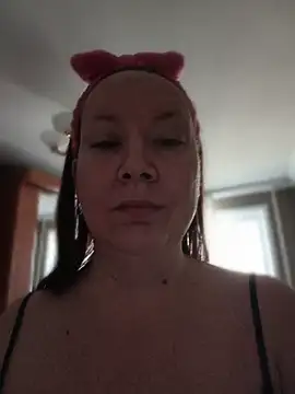 GoddessLara online show from April 13, 2026, 1:53 am