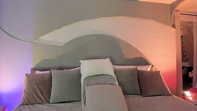 Nicolle W online show from November 12, 2025, 11:47 am