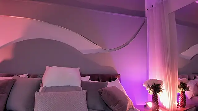 Nicolle W online show from February 18, 2026, 11:50 am