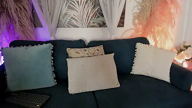 Nicolle W online show from April 17, 2026, 11:46 am