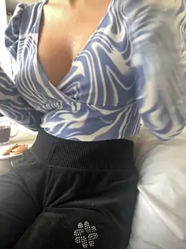 DulceMya6 online show from December 1, 2025, 1:23 pm