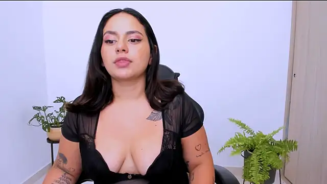 Snapshot of susy_angel chatting on June 1, 2026, 11:37 pm susy angel online show from June 1, 2026, 11:37 pm