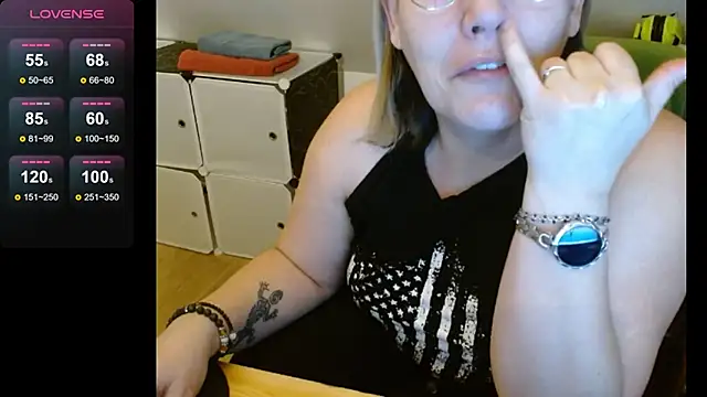 Snapshot of elisacoquineoff chatting on February 19, 2025, 7:28 am elisacoquineoff online show from February 19, 2025, 7:28 am