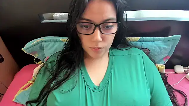 Snapshot of roniewester chatting on July 14, 2026, 4:35 pm roniewester online show from July 14, 2026, 4:35 pm