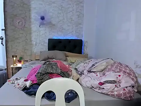 Snapshot of Hebefemme chatting on November 7, 2025, 9:58 am Hebefemme online show from November 7, 2025, 9:58 am