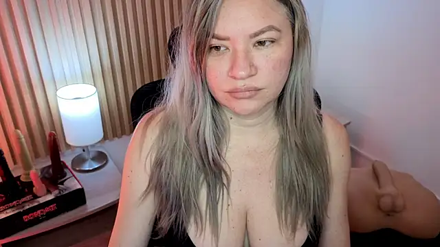 MarianL0ve online show from November 3, 2025, 10:41 am