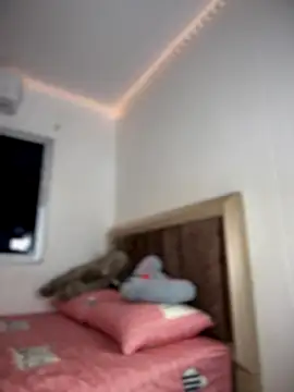 Snapshot of Shara_dreams chatting on October 15, 2025, 11:35 pm Shara dreams online show from October 15, 2025, 11:35 pm