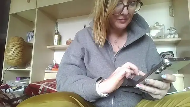 LiquidLeonie online show from March 24, 2026, 12:27 pm