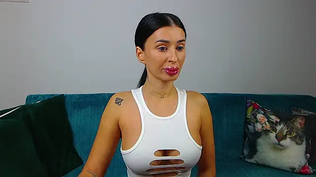 SaraDaisy online show from October 9, 2025, 5:13 pm