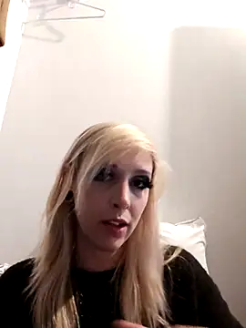 AmethystFoxx online show from November 3, 2025, 9:40 pm