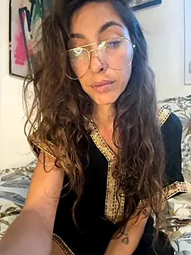 Snapshot of amanilouve chatting on November 25, 2025, 4:18 pm amanilouve online show from November 25, 2025, 4:18 pm