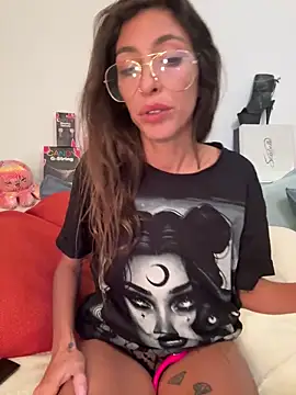 Snapshot of amanilouve chatting on October 19, 2025, 8:55 pm amanilouve online show from October 19, 2025, 8:55 pm