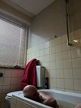 Ladyshaker82 online show from November 8, 2025, 2:31 pm