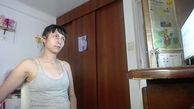 Snapshot of Moon_lunita chatting on June 18, 2026, 8:25 pm Moon lunita online show from June 18, 2026, 8:25 pm