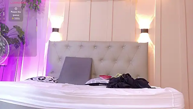 nicol snow online show from November 9, 2025, 1:37 pm