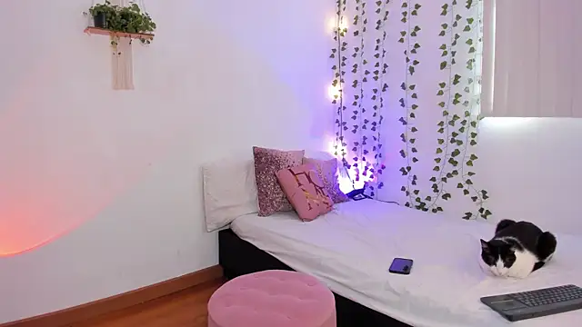 karlye 5 online show from December 12, 2024, 2:22 pm