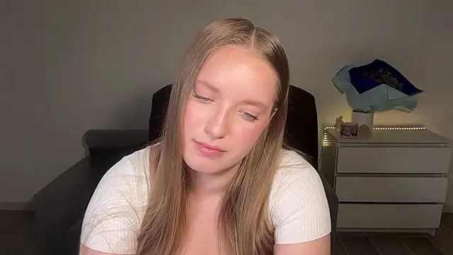 EvaMaddison online show from August 2, 2026, 8:50 pm