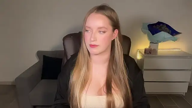 EvaMaddison online show from July 4, 2026, 8:02 pm