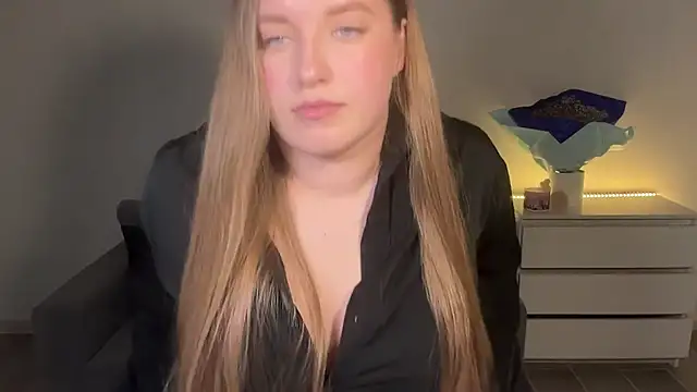 EvaMaddison online show from June 19, 2026, 8:25 pm