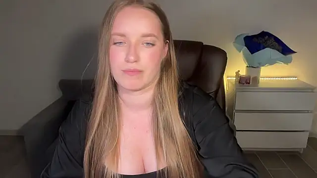 EvaMaddison online show from July 25, 2026, 8:04 pm