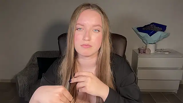 Snapshot of EvaMaddison chatting on April 21, 2026, 8:37 pm EvaMaddison online show from April 21, 2026, 8:37 pm