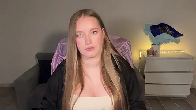 EvaMaddison online show from July 14, 2026, 9:43 pm