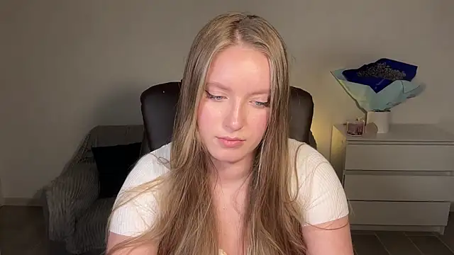 Snapshot of EvaMaddison chatting on April 20, 2026, 8:43 pm EvaMaddison online show from April 20, 2026, 8:43 pm