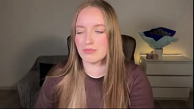Snapshot of EvaMaddison chatting on May 6, 2026, 7:18 pm EvaMaddison online show from May 6, 2026, 7:18 pm