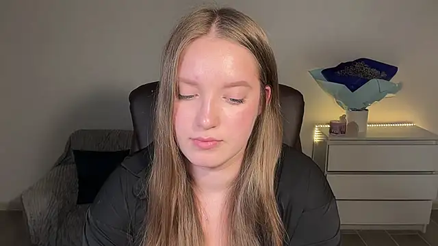 Snapshot of EvaMaddison chatting on May 14, 2026, 8:28 pm EvaMaddison online show from May 14, 2026, 8:28 pm