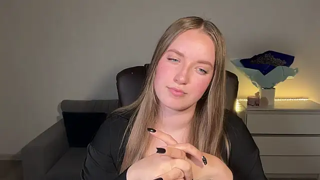 EvaMaddison online show from June 12, 2026, 9:23 pm