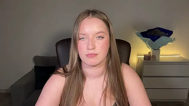 Snapshot of EvaMaddison chatting on May 18, 2026, 6:23 pm EvaMaddison online show from May 18, 2026, 6:23 pm