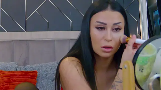 Snapshot of EmyLaveau chatting on January 16, 2026, 6:28 am EmyLaveau online show from January 16, 2026, 6:28 am