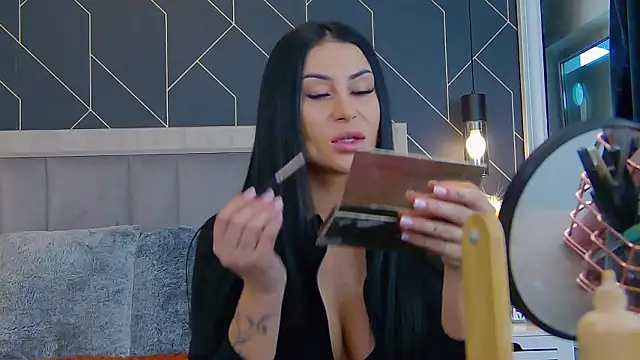 Snapshot of EmyLaveau chatting on February 13, 2026, 6:35 am EmyLaveau online show from February 13, 2026, 6:35 am