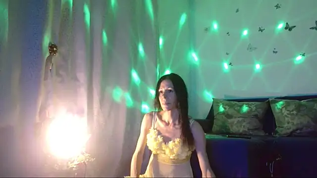 ElysaSun online show from November 17, 2025, 6:23 pm