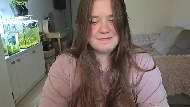 Snapshot of remirann_ chatting on October 6, 2025, 11:33 am remirann online show from October 6, 2025, 11:33 am